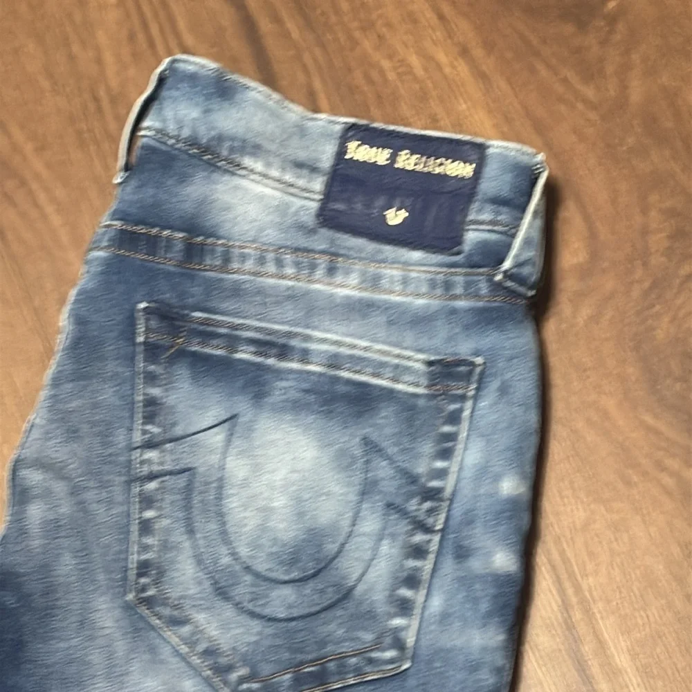 True Religion ROCCO Relaxed Skinny Jeans 34 Premium Wash Denim